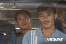 압송되는 피의자들