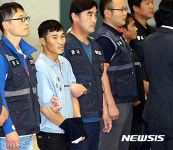 압송되는 피의자들