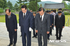충남도의회 의장단 충의사 참배