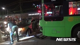 금천구청역 인근서 시내버스-승용차 충돌…7명 부상
