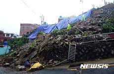 부산 쌈지공원 축대 붕괴