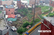 부산 쌈지공원 축대 붕괴