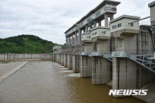 北 황강댐 마주한 연천 군남댐