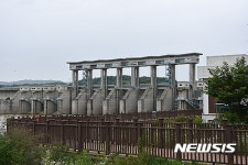 둘레길 너머 보이는 군남댐