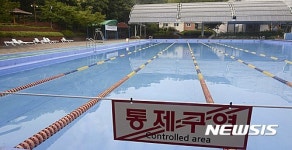 장마여파 썰렁한 실외수영장