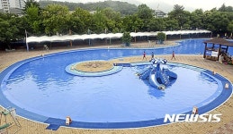 텅 빈 실외수영장