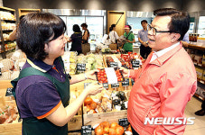 친환경농산물 전문 판매장 찾은 이동필 농림축산식품부 장관