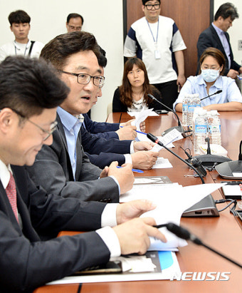 가습기 살균제 피해자 가족들 면담하는 우원식 국정조사 특위원장
