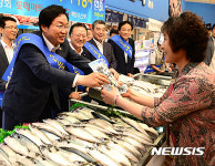 고등어 판촉 나선 김영석 장관