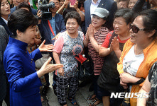 면목동 주민들과 대화하는 박근혜 대통령