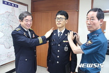 특별승진 계급장 부착하는 강신홍 창녕서장