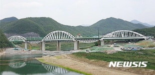 단양 도담삼봉 형상화한 복선전철 남한강교 설치