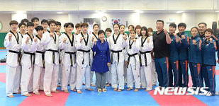 태권도대표팀과 기념촬영하는 박근혜 대통령