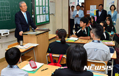 더민주 김종인 대표, 중학교 찾아 학생 격려