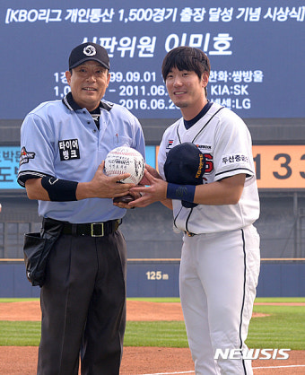 이민호 심판 1500경기 출장 축하하는 김재호