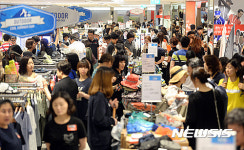 롯데쇼핑(주)강남점 별관 | 시원한 백화점 붐비는 쇼핑객