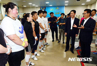 리우올림픽 역도 대표선수단 격려하는 박지원 비대위원장