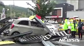 고가로서 철제 방음벽 도로로 떨어져 차량 3대 덮쳐