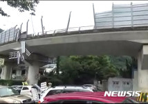 고가로서 파손된 철제 방음벽 떨어져 차량 3대 덮쳐