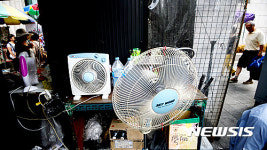 가로가판대 찜통더위에 선풍기 3대 틀었지만...