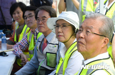 옐로카펫 제작에 대한 설명듣는 김종인