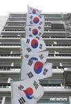 태극기 게양된 아파트 '만점이네'
