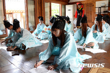 [뉴시스 앵글]전주 한옥마을에 현대판 신(新) 과거시험… 장원급제는 누구?