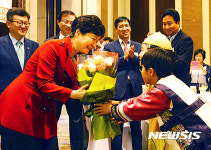 화동들에게 꽃다발 받는 박 대통령