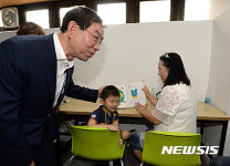 마을문고 둘러보는 박원순 시장