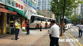 고양 교차로서 버스 추돌로 상가 덮쳐