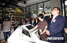 스마트팜 관람하는 이동필 장관