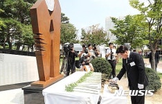 대전지구전투 기념비에 분향하는 권선택 시장