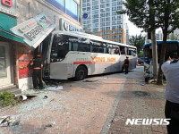 고양 교차로서 버스 추돌로 상가 덮쳐