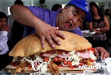 거대 토르타 맛 좀 볼까