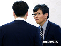 정부 측 관계자에게 행사 설명 듣는 이효원 서울대 법대 교수