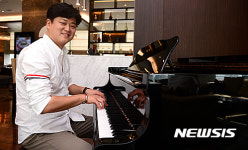 테너 강요셉, 아시아 최초 남우주연상