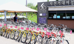 폭염속 자전거 가득찬 대여소