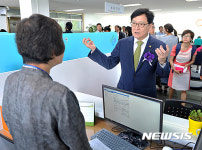 인천고용복지+센터 방문한 정진엽 장관