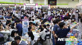방학을 맞아 사람들로 가득한 2016 보드게임콘