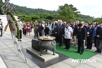 현충탑 참배하는 6·25전쟁 유엔 참전 용사