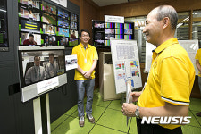 리우 현지 직원들 격려하는 오성목 부사장