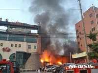 동해 찜질방서 화재 80명 대피