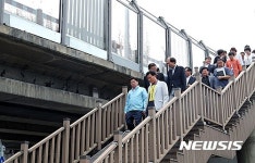 문화육교 계단 점검하는 권선택 시장