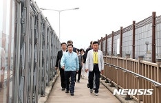 문화육교 점검하는 권선택 시장
