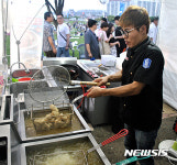 대형업체 비켜 2016치맥축제 영세업체 이색 치킨 눈길