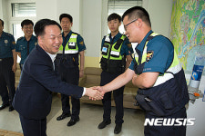 경찰 격려하는 김동극 인사혁신처장