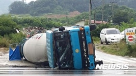 청주 동부우회도로 레미콘 차량 전도