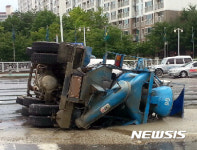 청주 동부우회도로 레미콘 차량 전도