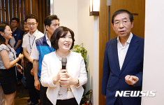 센터 둘러보는 박원순 서울시장