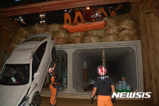 천호동 도로하수구 공사장에 차량 추락